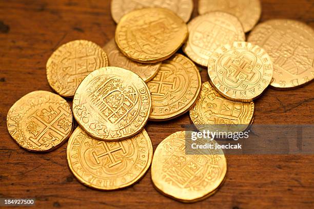 gold doubloons - gold coin stock-fotos und bilder