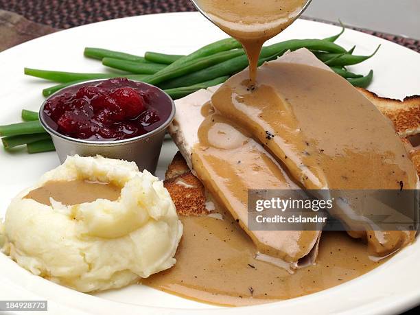 plate of turkey with gravy, mashed potatoes and green beans - dikke jus stockfoto's en -beelden