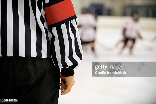arbitro di hockey su ghiaccio - sports official foto e immagini stock