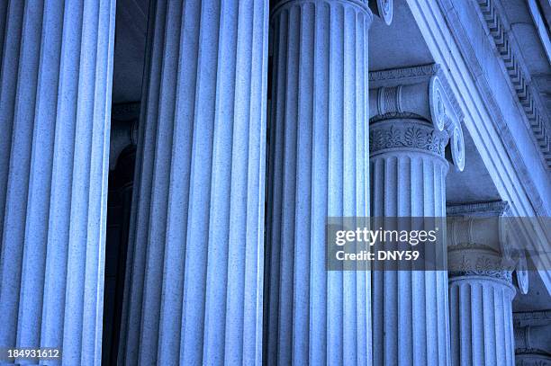 reihe von griechische säulen - ionisch stock-fotos und bilder