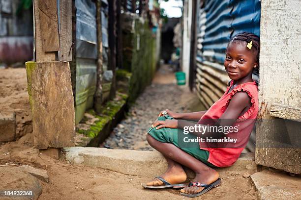 niña africana - liberia fotografías e imágenes de stock