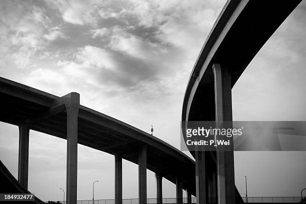 freeway span - merging sign stockfoto's en -beelden