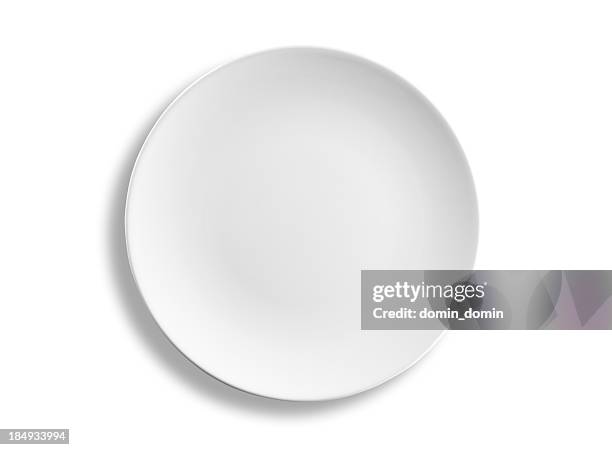 empty round dinner plate isolated on white background, clipping path - white colour stockfoto's en -beelden