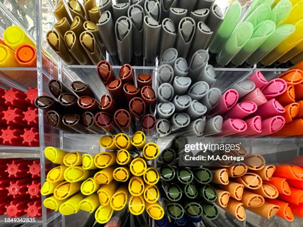 piles of markers of different colors in overhead view - marqueur permanent photos et images de collection