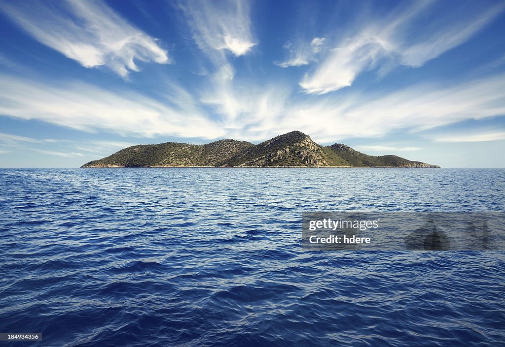 穏やかな紺碧の水に囲まれた島