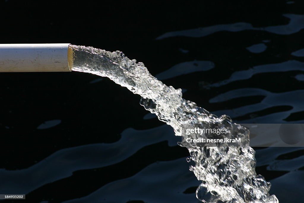 Pipe und Wasser.