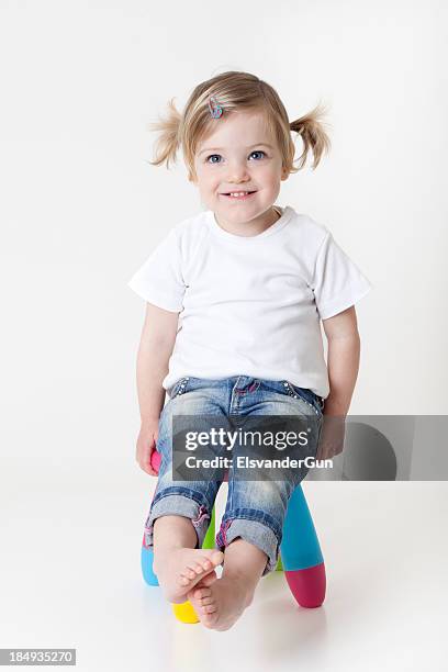 niña con extremos libres (pigtails) - girls barefoot in jeans fotografías e imágenes de stock