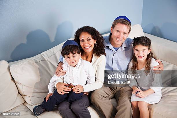 retrato de família sentada no sofá judaico - judeu imagens e fotografias de stock