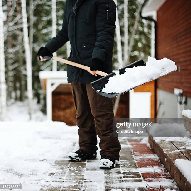 b. beim schneeschaufeln - snow shovel stock-fotos und bilder