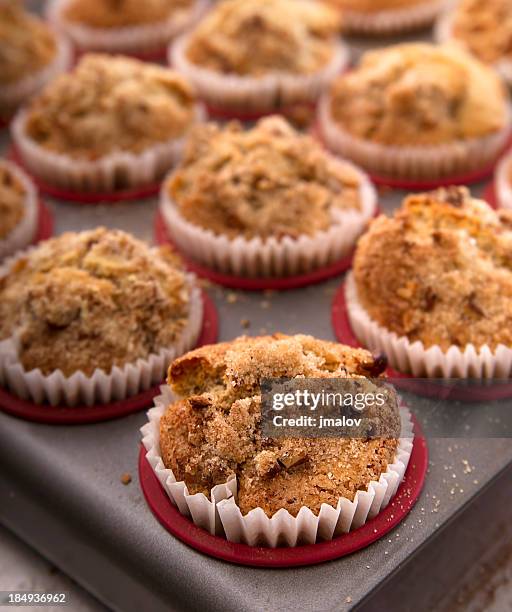 apple and cinnamon muffins - muffin stockfoto's en -beelden