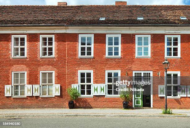 house facade - rijhuis stockfoto's en -beelden