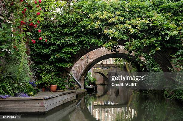 canal drift in the city center of utrecht - utrecht stockfoto's en -beelden
