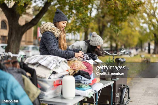 big sale - rommelmarkt stockfoto's en -beelden