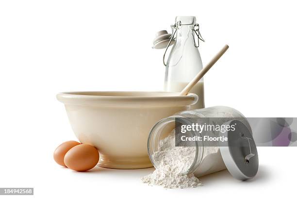 baking ingredients: bowl, eggs, flour and milk - ingredienten stockfoto's en -beelden