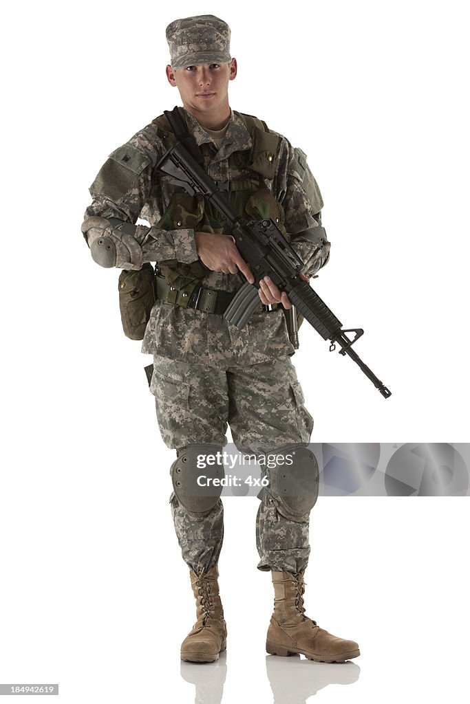 Army Mann hält ein Gewehr