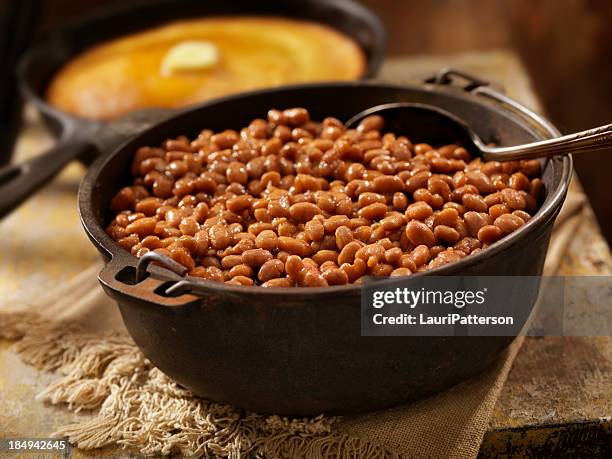 baked beans - bonen stockfoto's en -beelden