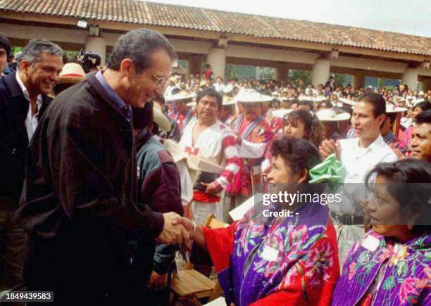 Ernesto Zedillo, presidente de Mexico, saluda a una indigena del estado de Chiapas 01 de Octubre durante una gira de trabajo. Zedillo se reunio con...