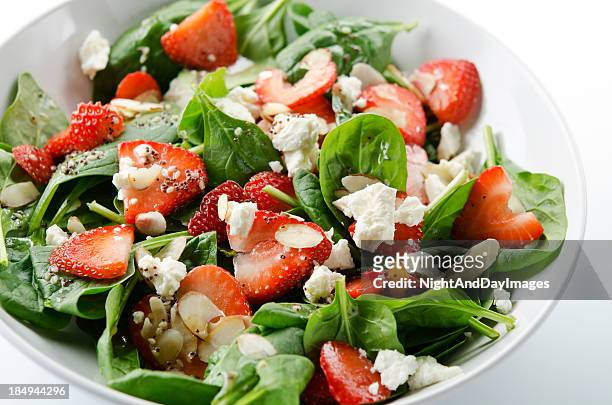green salad with strawberries and spinach - strawberry stock pictures, royalty-free photos & images