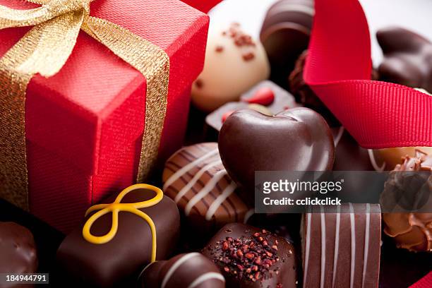 chocolate candies and gift box - heart box ribbon stockfoto's en -beelden
