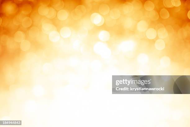 verschwommene gold sparkles hintergrund mit dunkler oberen ecken - brightly lit stock-fotos und bilder