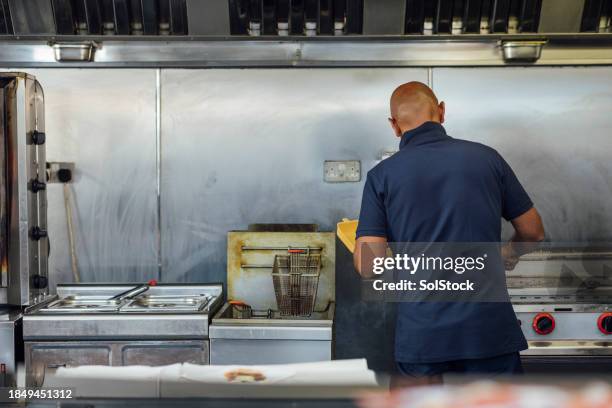 preparing food at a takeaway - restaurant kitchen fryer stock pictures, royalty-free photos & images