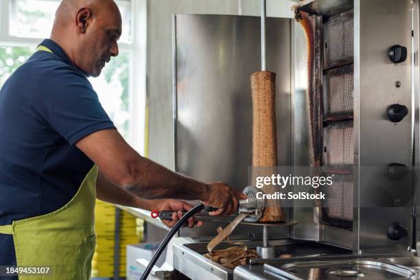 dönerfleisch in scheiben schneiden - döner stock-fotos und bilder