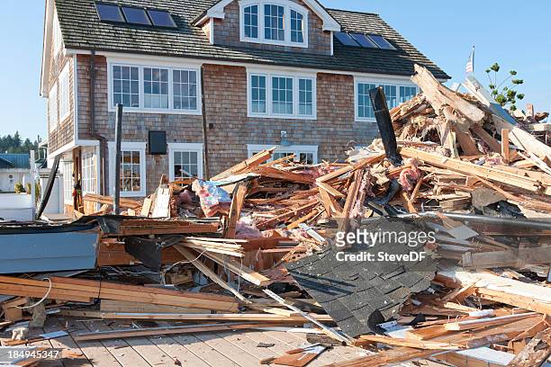 house being demolished to make room for new - demolishing 個照片及圖片檔