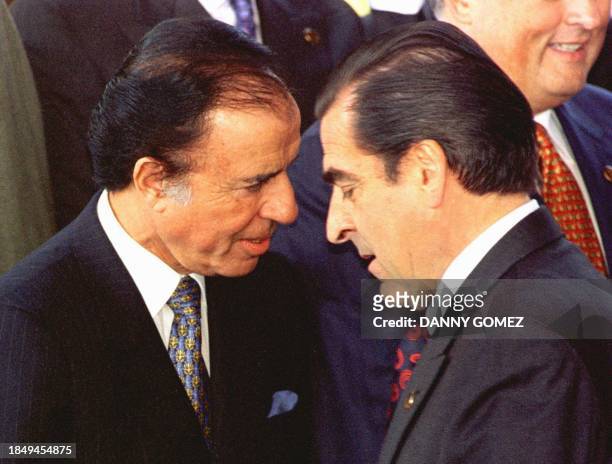 Los presidentes Carlos Menem de Argentina y Eduardo Frei de Chile sostienen una corta conversacion durante una sesion fotografica 23 Agosto, durante...