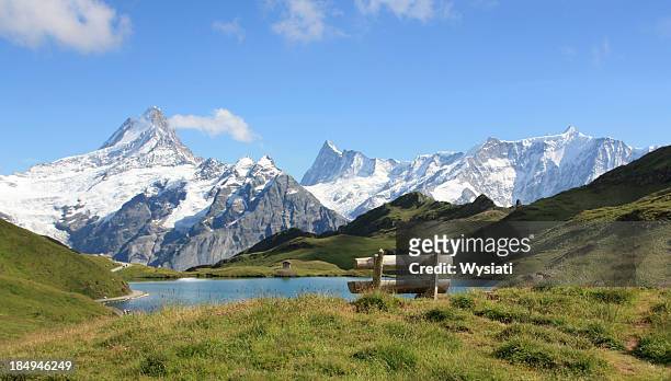 bench in the mountains - berner alpen 個照片及圖片檔