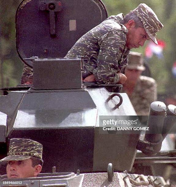 Un comando del grupo Guardia Presidencial controla desde un tanque del Ejercito Paraguayo unas de las arterias principales de Asuncion, el 17 de...