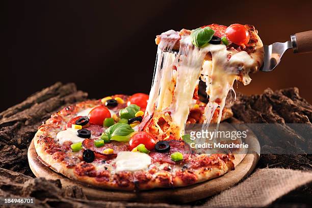 pizza - pepperoni pizza overhead stock-fotos und bilder