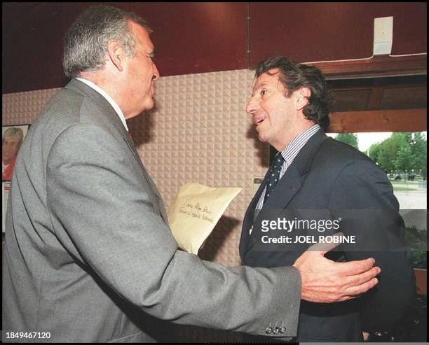Le comédien Michel Creton s'entretient avec le président de l'Assemblée nationale sortante, Philippe Seguin, le 29 avril à Mantes-la-Jolie, après lui...