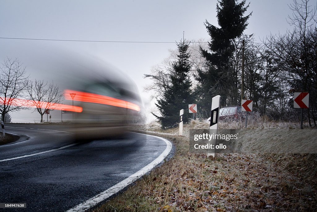 Carro com vermelho luzes de travagem é passando uma curva