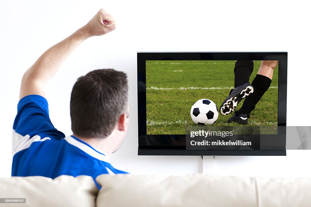 Assistir futebol na tv no sofá