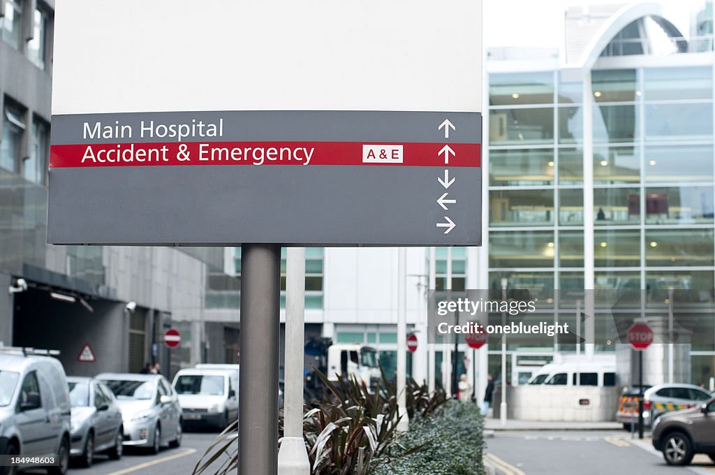 緊急、病院へのエントランスのサイン