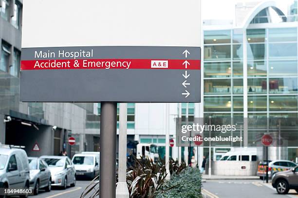 emergency and hospital sign to the entrance - wegwijzer stockfoto's en -beelden