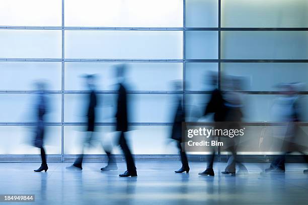 i pendolari a piedi in vetro moderno interno, immagine mossa - blurred motion foto e immagini stock