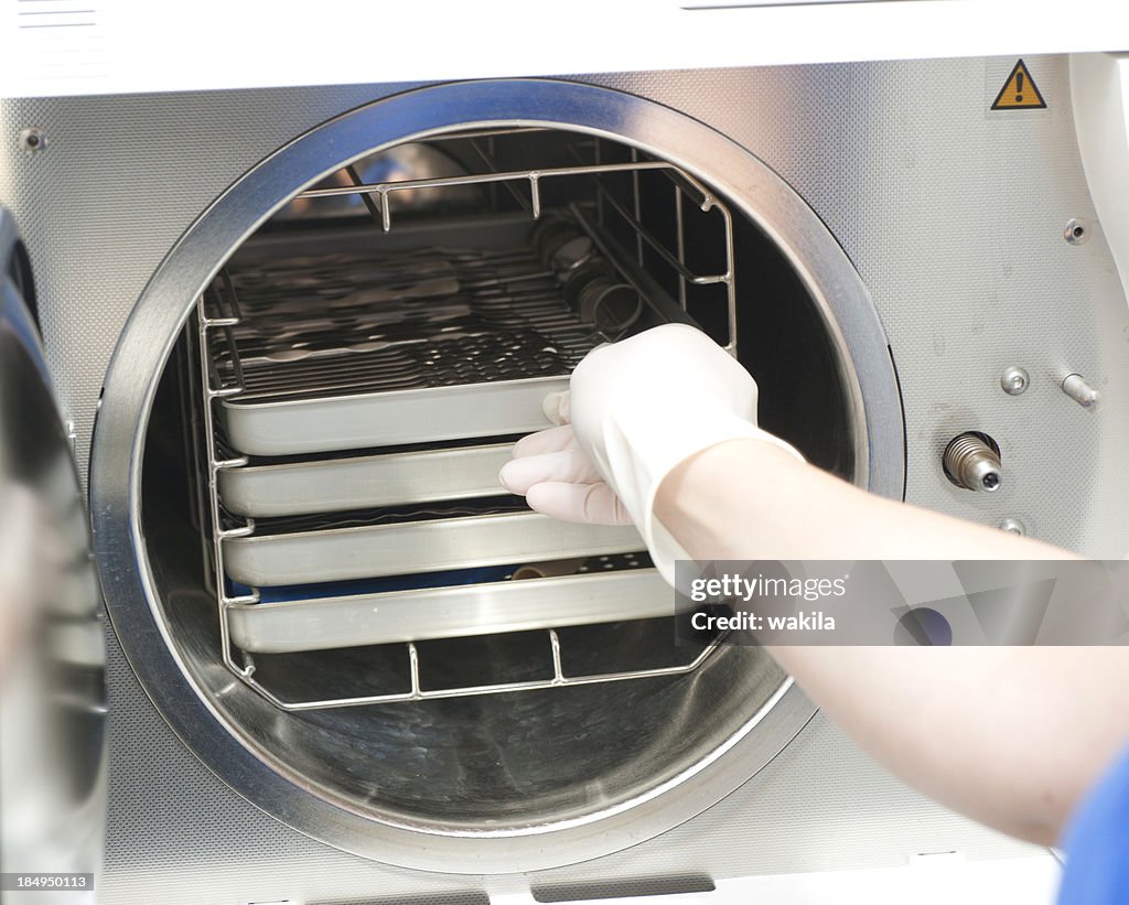Dentist assistance sterilizing in thermoklav