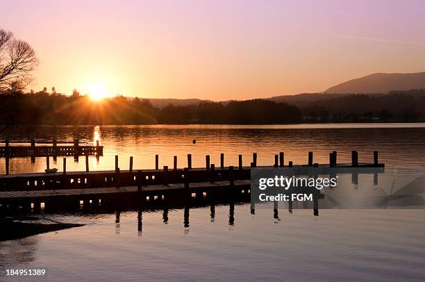 puesta de sol sobre el lago - lago windermere fotografías e imágenes de stock