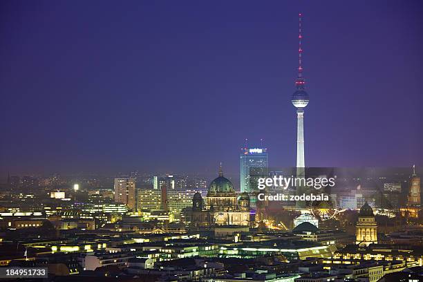 berlin skyline bei nacht, dom und fernsehturm - berlin night stock-fotos und bilder