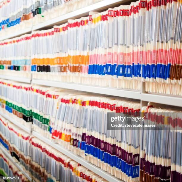 dossiers médicaux dans le étagère - dossier médical photos et images de collection