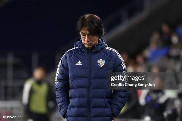 Ulsan Hyundai head coach Hong Myung-bo is seen during the AFC Champions League Group I match between Ulsan Hyundai and Kawasaki Frontale at Ulsan...