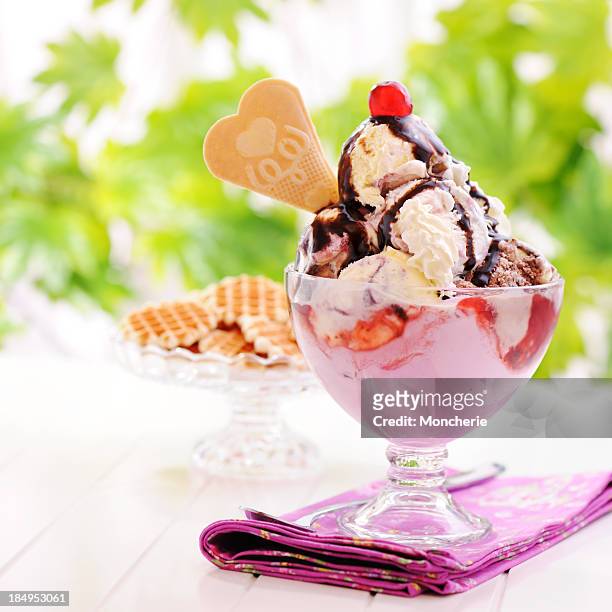 ice cream - ice cream sundae stockfoto's en -beelden