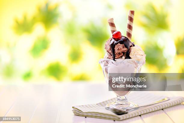 ice cream - ice cream sundae stockfoto's en -beelden