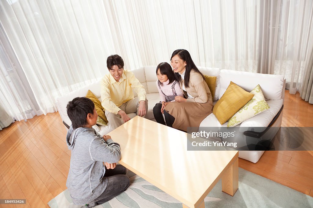Japanische Familie entspannt in Ihrem
