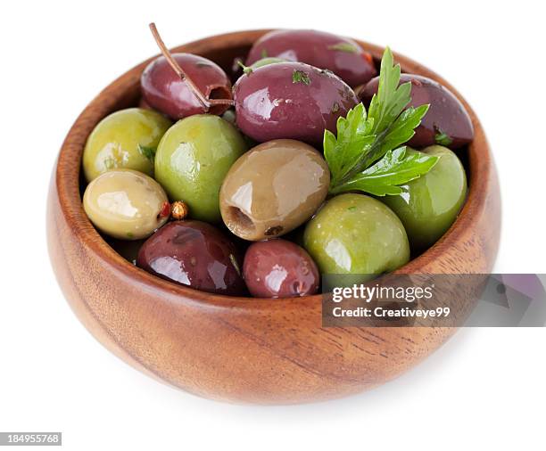 olives isolated - schaal stockfoto's en -beelden