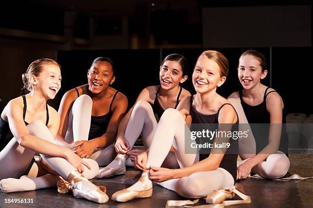 ballett-tänzer putting auf hausschuhe - girl stage stock-fotos und bilder