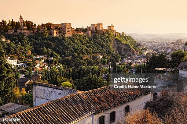 blick auf die alhambra bei sonnenuntergang - granada spanien stock-fotos und bilder