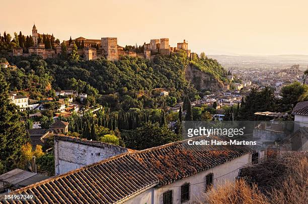 vista su alhambra al tramonto - alhambra foto e immagini stock