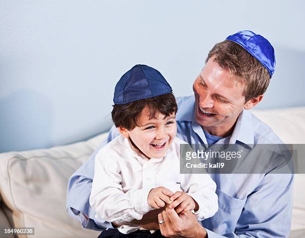 jüdische vater und kleine junge lachen - judentum stock-fotos und bilder